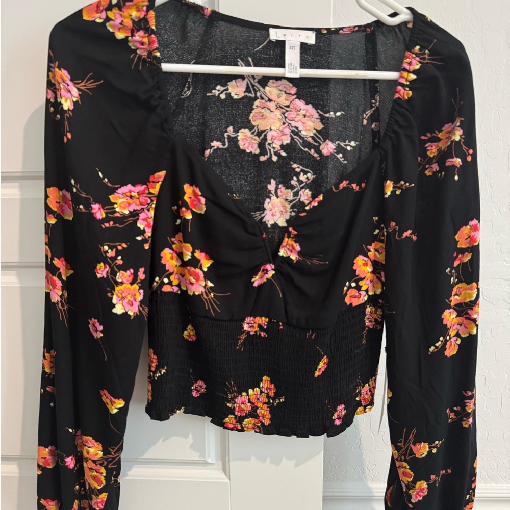 New with tags ladies Leith floral top feminine details